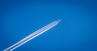 白色的飞机飞在蓝天下
